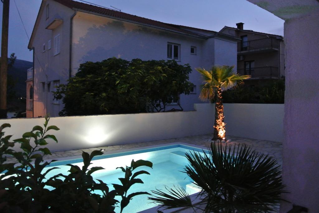 Apartments Priko Stari Grad  Rum bild